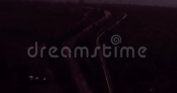 空中基辅从鸟的视野看山上的空中夜路视频的预览图