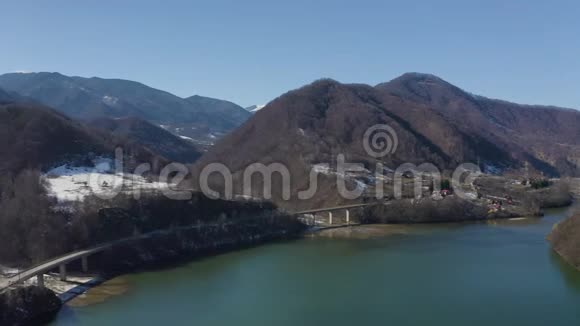 大坝湖的空中镜头视频的预览图