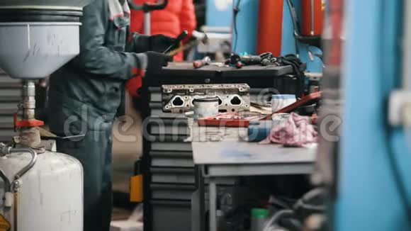 汽车维修中的机械人员汽车修理细节离焦背景视频的预览图