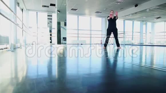 嘻哈舞者在健身室慢动作训练视频的预览图