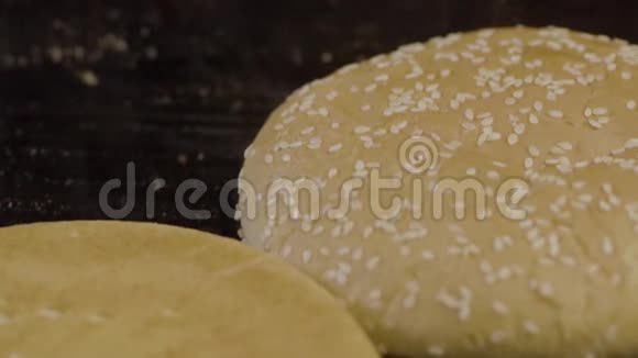 面包用来做美味的开胃汉堡视频的预览图