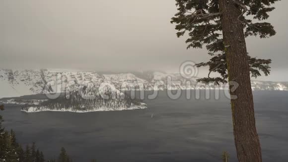 北缘冬季风暴巫师岛火山湖雪花视频的预览图