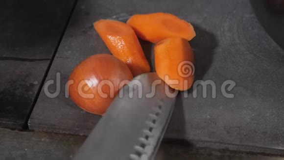 厨师在炉子上炒蔬菜和蔬菜胡萝卜和洋葱炒至黑汤的配料视频的预览图