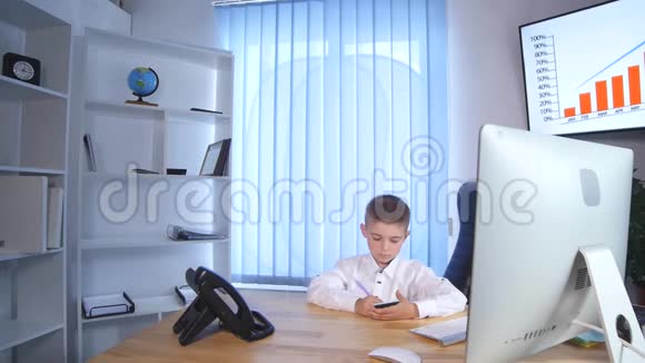 小商人在办公室工作吃苹果这带来了一个小秘书视频的预览图