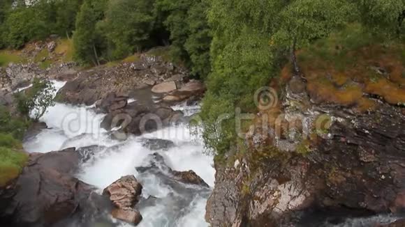 山峡里的河流Geiranger挪威Stranda视频的预览图