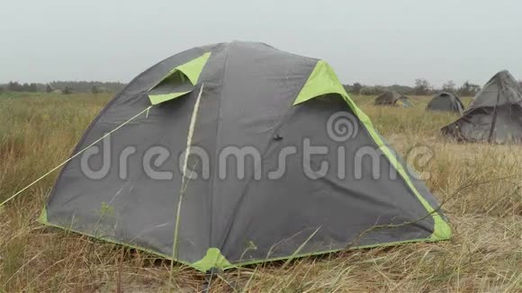 旅游帐篷和雨视频的预览图