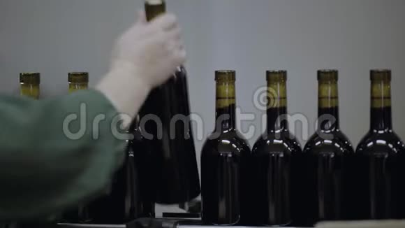 工人把瓶子从生产线上移开视频的预览图