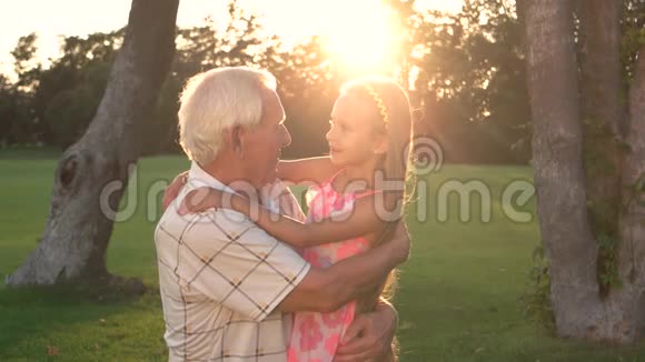 爷爷和孙女在户外的谈话视频的预览图