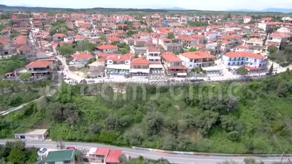 在希腊阿西托斯哈尔基迪基山上的海岸旅游村的空中观景通过无人机向上移动视频的预览图
