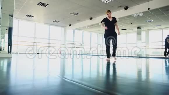 穿运动服装的舞厅舞者在训练前热身视频的预览图