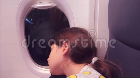 航空飞机概念坐在窗边的小女孩睡在飞机上生活方式之夜的航班视频的预览图