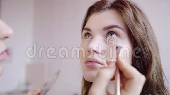 化妆师应用眼影视频的预览图