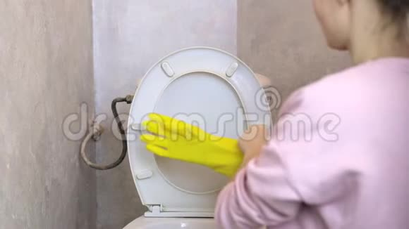 带着黄色橡胶手套的女人打扫厕所视频的预览图