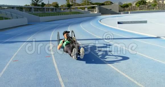 残疾人运动员在轮椅上赛车4K视频的预览图