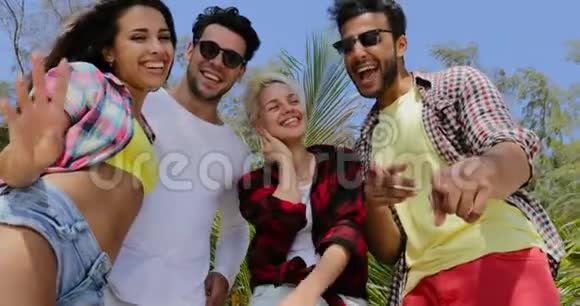 女孩骑着男人回海滩两对欢愉的情侣在夏日度假微笑游客视频的预览图