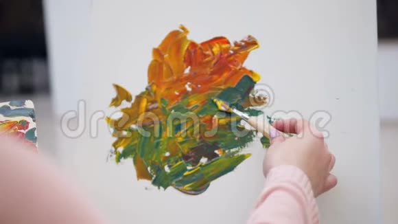 绘画的过程在画布上涂上油漆视频的预览图