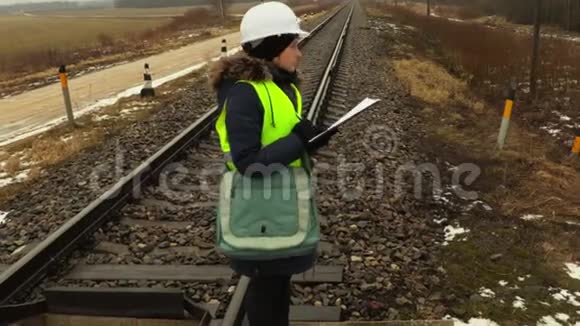 女铁路工程师检查警告信号视频的预览图