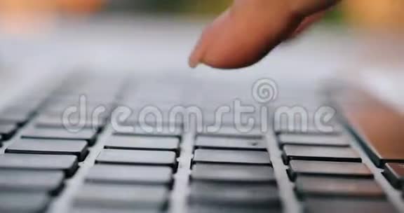 商务女性手在笔记本电脑键盘上打字的特写特写一只女手忙着在笔记本电脑上打字女人视频的预览图