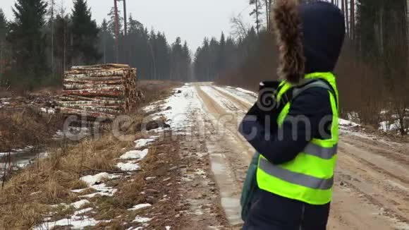 冬季湿林路女林业雇员视频的预览图