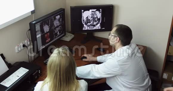 4K保健医疗三名医生在医院检查CT扫描视频的预览图