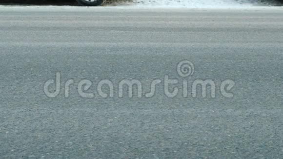 冬季两个方向行驶在道路上的汽车的近距离车轮道路无雪视频的预览图