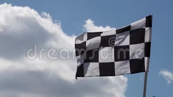 格子的赛车旗在空中摇动视频的预览图