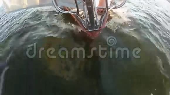游艇的船尾漂浮着视频的预览图