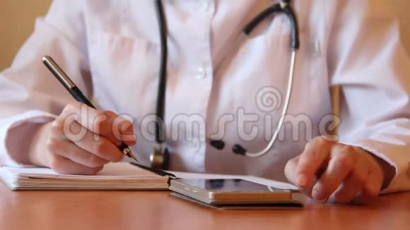 年轻的女医学生使用现代智能手机在互联网上寻找信息视频的预览图