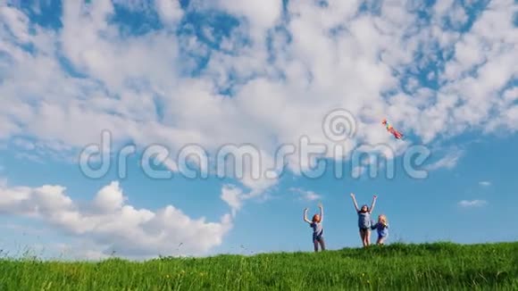 三姐妹在青山上玩风筝复印空间组成视频的预览图