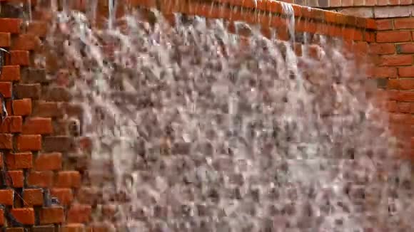 水流在粗糙的砖块上形成瀑布视频的预览图