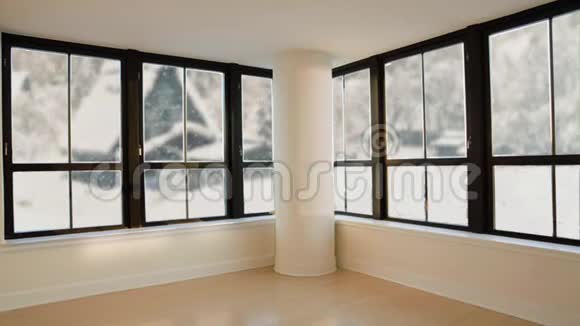 现代客厅的无缝循环背景窗外有白雪后面的乡村景观视频的预览图