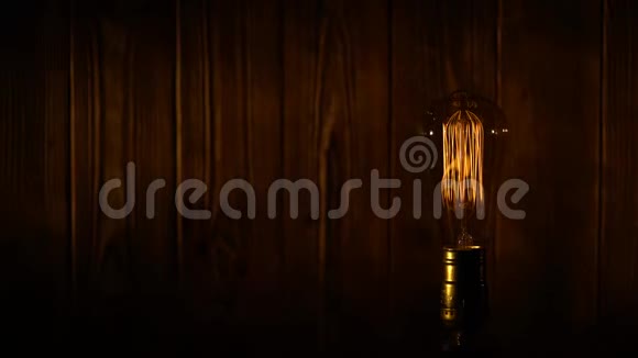 木制背景上的爱迪生灯泡视频的预览图