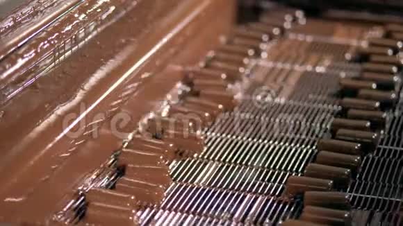 工厂里的糖果上都是液态巧克力特写镜头视频的预览图