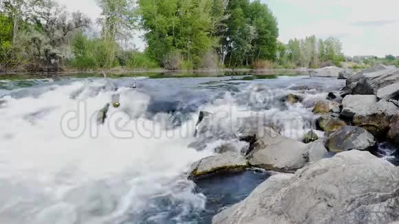 14山河梯级的一套梯级水在河中的岩石中流动视频的预览图
