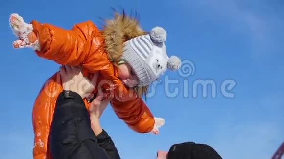 男人在阳光明媚的冬天和你的孩子玩抱在怀里冬季景观2个视频1个视频的预览图