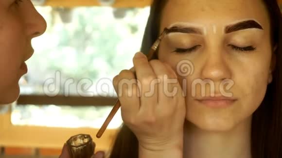 专业化妆师拿着画笔画眉毛视频的预览图