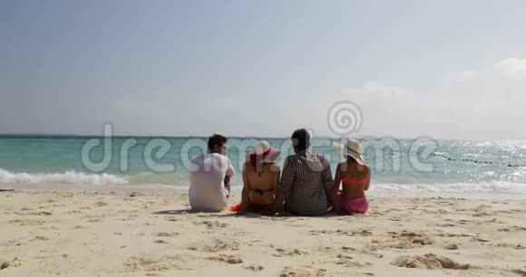 人们坐在沙滩上谈后景男人和女人交流游客群暑假视频的预览图