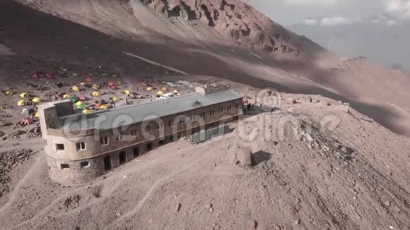 大山里的露营和气象台乔治亚州卡兹别克山视频的预览图