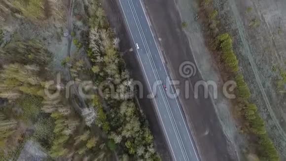 空中勘测沿着深秋公路飞行视频的预览图
