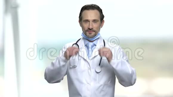 医生戴上蓝色的医疗面罩视频的预览图