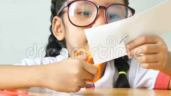亚洲小女孩在幼儿园统一剪纸家庭形状视频的预览图