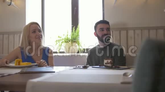 年轻的白种人夫妇在咖啡馆喝茶视频的预览图