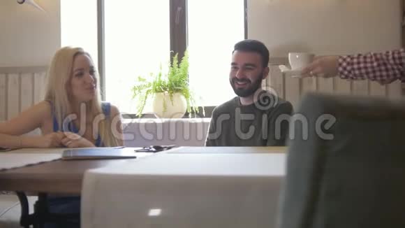 年轻的白种人夫妇在咖啡馆喝咖啡视频的预览图