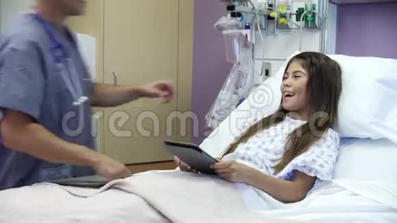 小女孩在病房和男护士聊天视频的预览图