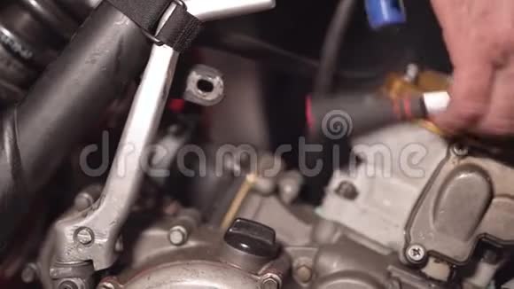 机械师在修理车库里关闭修理摩托车视频的预览图