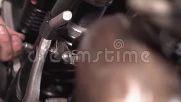 机械师在修理车库里关闭修理摩托车视频的预览图