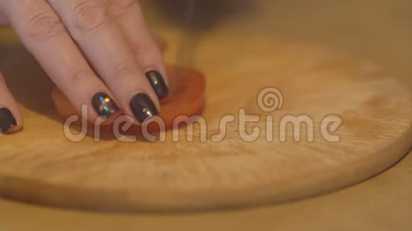 把西红柿切碎放在木切割板上做沙拉视频的预览图