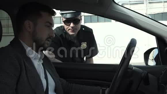 警察拦住了司机视频的预览图