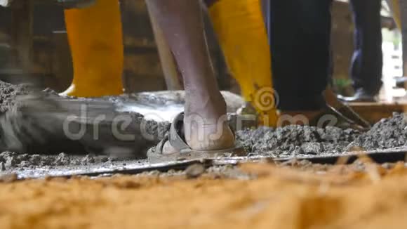 关闭无法辨认的印度男子铲手工湿水泥桩在建筑工地当地的建筑工人视频的预览图