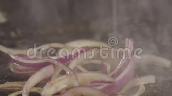 生菜瀑布在一个热烤烧烤视频的预览图